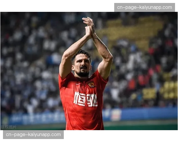 穆尼兹对柯林斯冲撞致进球无效案例 展示VAR介入新维度 穆尼兹对柯林斯冲撞致进球无效案例 展示VAR介入新维度